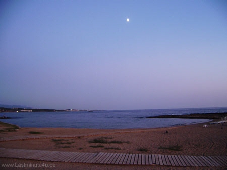 Sandstrand vor dem Incekum-Beach-Resort mit Vollmond